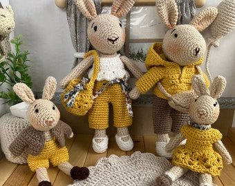 Consolatore per la famiglia, bambola di coniglio, giocattolo per bambini, abbigliamento per bambole fatto a mano all'uncinetto. Famiglia di conigli.