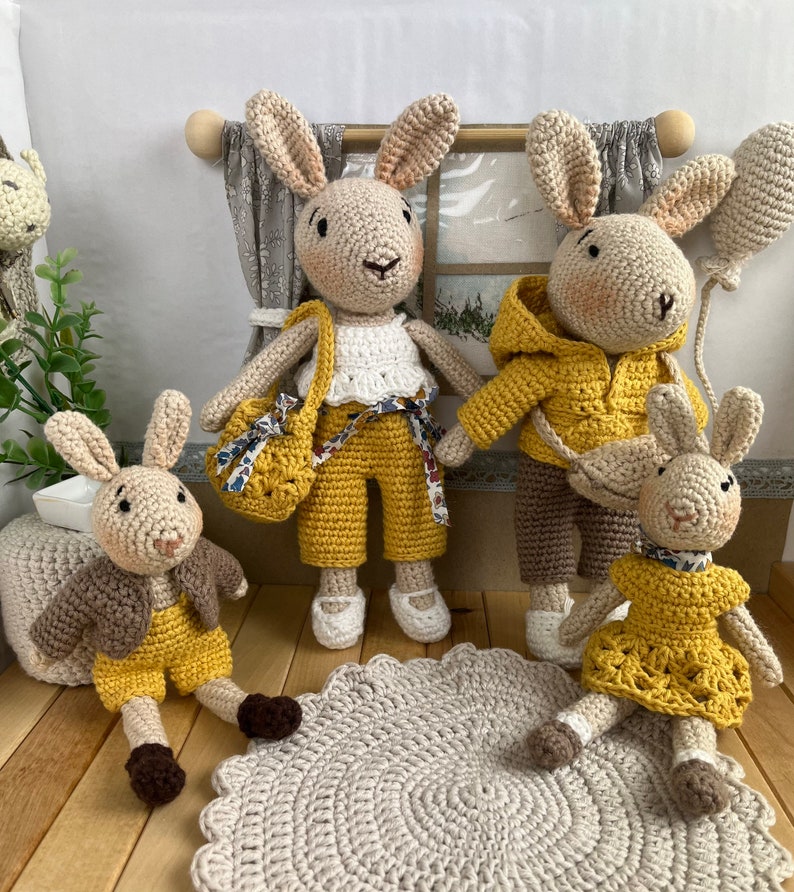 Famille doudou poupée lapin enfant jouet vêtement poupon fait main crochet. Famille Lapinou. image 1