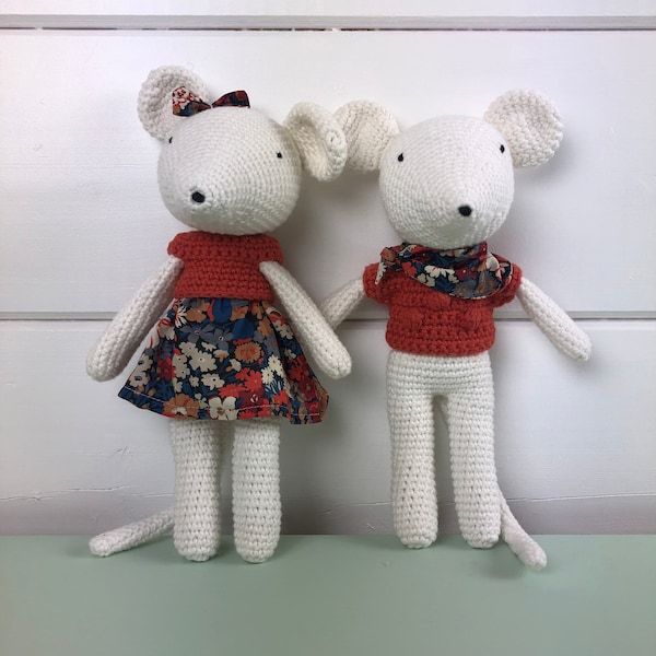 Doudou peluche souris crochet fait main cadeau bébé enfant Liberty. Sophie.