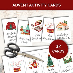Puede incluir: Un conjunto de 32 tarjetas de actividades navideñas con ilustraciones y texto. Las tarjetas presentan actividades como ponerse un suéter navideño hortera, donar juguetes a los niños, jugar juegos de mesa, cantar villancicos, ver las luces navideñas, tomar chocolate caliente, decorar el árbol de Navidad y escribir tarjetas navideñas.