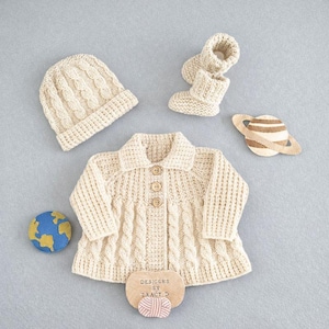 Wzór na robótki na drutach: PDF Płaszczyk, czapeczki i buciki dla niemowląt, PDF, Tracy D