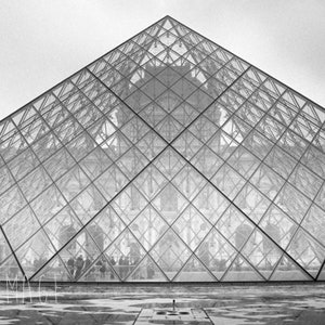Fotografie von Paris, die Pyramide des Louvre, Louvre Museum, schwarz und weiß oder Sepia, Wohnkultur, bildende Kunst, Leinwand