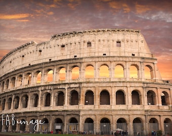 Puede incluir: Una vista del Coliseo en Roma, Italia, con un cielo de puesta de sol en el fondo.