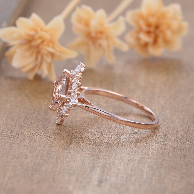 K&ouml;nnte beinhalten: Ein Verlobungsring aus Ros&eacute;gold mit einem gro&szlig;en, kissenf&ouml;rmigen Champagner-Diamanten, der von einem Halo aus kleineren Diamanten umgeben ist.