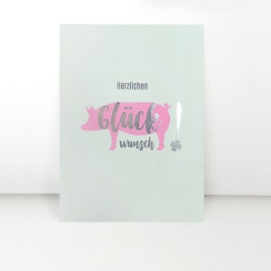 Tarjeta de cumpleaños cerdo de la suerte con acabado plateado