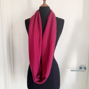 Textured waffle loop scarf - berry