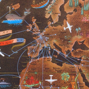 Może przedstawiać: Antyczna mapa Europy z brązowym tłem i niebieskimi liniami łączącymi miasta. Mapa zawiera ilustracje samolot&oacute;w, statk&oacute;w i zabytk&oacute;w. Tekst "OCEAN ATLANTIQUE NORD" jest napisany na banerze u g&oacute;ry mapy.