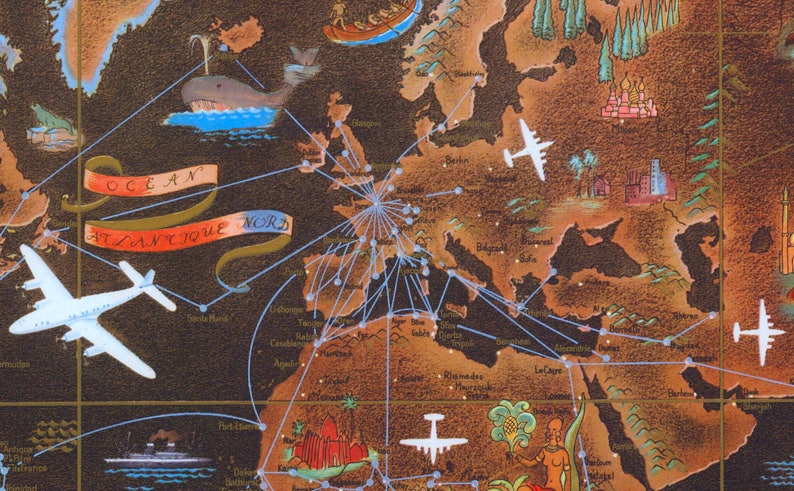 Może przedstawiać: Antyczna mapa Europy z brązowym tłem i niebieskimi liniami łączącymi miasta. Mapa zawiera ilustracje samolot&oacute;w, statk&oacute;w i zabytk&oacute;w. Tekst "OCEAN ATLANTIQUE NORD" jest napisany na banerze u g&oacute;ry mapy.