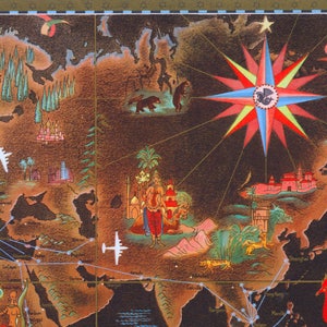 Może przedstawiać: Antyczna mapa świata z kompasem w środku. Mapa jest ilustrowana r&oacute;żnymi zabytkami i symbolami, w tym statkiem, samolotem i pagodą. Mapa znajduje się na ciemnobrązowym tle z złotą ramką.