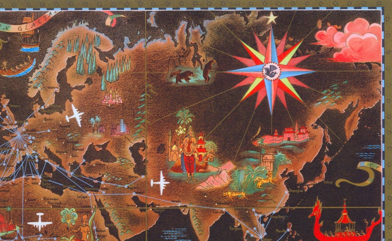 Może przedstawiać: Antyczna mapa świata z kompasem w środku. Mapa jest ilustrowana r&oacute;żnymi zabytkami i symbolami, w tym statkiem, samolotem i pagodą. Mapa znajduje się na ciemnobrązowym tle z złotą ramką.