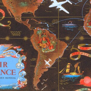 Może przedstawiać: Antyczna mapa świata z niebieską i złotą wstążką z napisem "Air France, R&eacute;seau A&eacute;rien Mondial". Mapa jest ilustrowana samolotami, statkami i stylizowanymi chmurami. Mapa jest umieszczona na ciemnym tle.