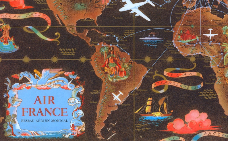 Może przedstawiać: Antyczna mapa świata z niebieską i złotą wstążką z napisem "Air France, R&eacute;seau A&eacute;rien Mondial". Mapa jest ilustrowana samolotami, statkami i stylizowanymi chmurami. Mapa jest umieszczona na ciemnym tle.