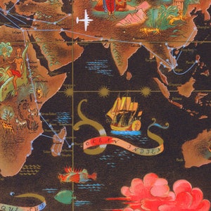Może przedstawiać: Ilustracja vintage mapy świata z ciemnym tłem i złotymi akcentami. Mapa przedstawia r&oacute;żne zwierzęta, statki i samoloty, a także tekst "Ocean Indien".