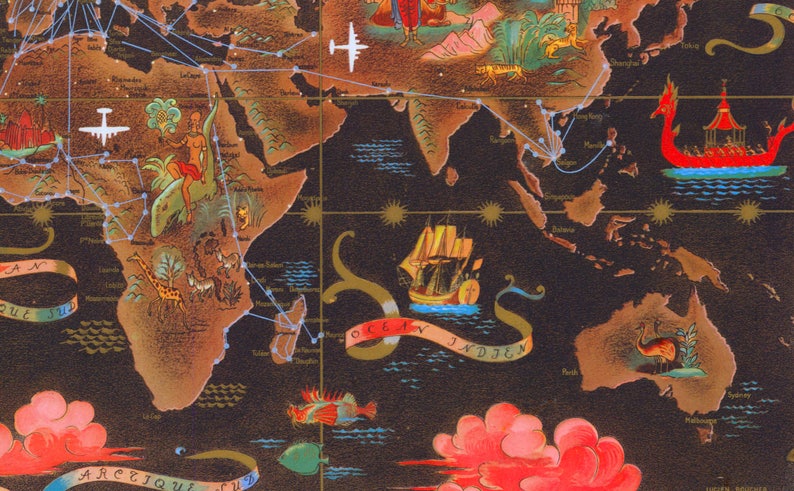 Może przedstawiać: Ilustracja vintage mapy świata z ciemnym tłem i złotymi akcentami. Mapa przedstawia r&oacute;żne zwierzęta, statki i samoloty, a także tekst "Ocean Indien".