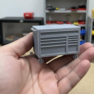 Boîte à outils roulante à l'échelle : modèle miniature à 9 tiroirs imprimé en 3D