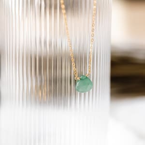 Złoty naszyjnik GREEN AVENTURINE - 14-karatowe złoto Minimalistyczny naszyjnik z kryształów - kamień szczęścia i obfitości