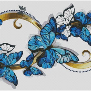 Op de afbeelding: Een gouden oneindigheidssymbool met blauwe en witte vlinders. De vlinders zijn rond het symbool gerangschikt en creëren een prachtig en ingewikkeld ontwerp.