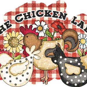 Könnte beinhalten: Ein rot-weiß karierter Hintergrund mit dem Text "The Chicken Lady" in Schwarz. Drei Hühner sind in der Mitte des Bildes dargestellt. Ein Huhn ist braun mit schwarzen Augen, eines ist weiß mit schwarzen Punkten und eines ist schwarz mit weißen Punkten.