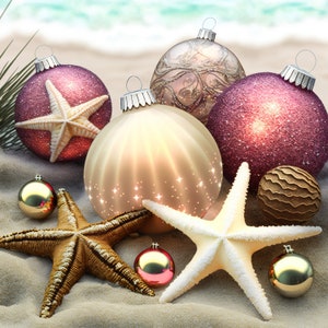 Peut inclure: Une collection d'ornements de Noël de différentes couleurs et textures, dont une boule rose scintillante, une boule blanche à surface texturée et une boule brune à motif ondulé. Les ornements sont disposés sur une surface sablonneuse avec deux étoiles de mer.