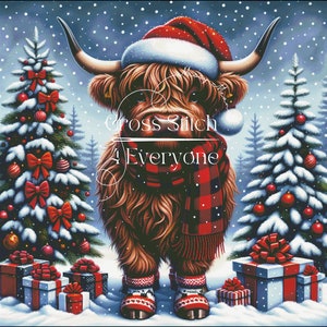 Puede incluir: Una vaca Highland marrón y blanca con un gorro de Papá Noel rojo y una bufanda roja y negra a cuadros se encuentra en un bosque nevado con dos árboles de Navidad decorados y regalos. El texto "Cross Stitch Everyone" es visible en la imagen.