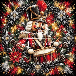 Könnte beinhalten: Eine Nussknacker-Figur in roter und goldener Uniform, die eine Trommel spielt, umgeben von einem dekorativen Rahmen aus Tannenzweigen, roten Weihnachtssternen, Tannenzapfen und Schneeflocken. Der Text Cross Stitch 4 Everyone ist überlagert.