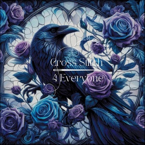 Puede incluir: Un cuervo azul oscuro posado en una rama con rosas azules y moradas. El cuervo tiene un pico largo y afilado y mira hacia la derecha. El fondo es una ventana de vitrales con un patrón blanco y azul. El texto "Cross Stitch 4 Everyone" está escrito en blanco sobre un fondo negro.