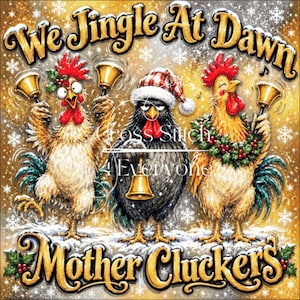Könnte beinhalten: Eine festliche Illustration mit drei Hühnern vor einem goldenen Hintergrund mit Schneeflocken. Der Text lautet We Jingle At Dawn und Mother Cluckers. Die Hühner tragen weihnachtliche Accessoires und halten goldene Glocken.