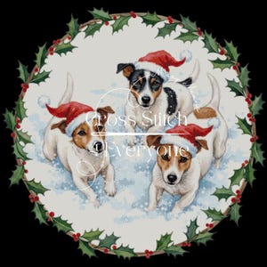 Può includere: Un disegno a punto croce con tre Jack Russell Terrier con cappelli di Babbo Natale in una scena innevata. I cani sono circondati da una ghirlanda di agrifoglio e bacche, con il testo "Cross Stitch Everyone" al centro.