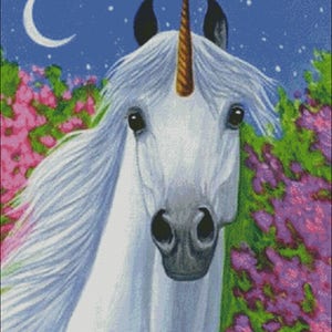 Könnte beinhalten: Weißes Einhorn mit goldenem Horn, vor sternenklarem Nachthimmel mit Mond. Rosa und grüne Blumen umrahmen den Kopf des Einhorns und schaffen eine skurrile und magische Szene.