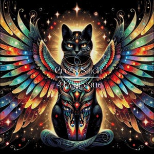 Könnte beinhalten: Eine schwarze Katze mit verzierten, farbenfrohen Flügeln und einem dekorativen Bruststück. Das Bild trägt den Text "Cross Stitch 4 Everyone" und ist vor einem sternenreichen, dunklen Hintergrund platziert. Die Flügel weisen einen Regenbogen an Farben auf.