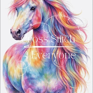 Könnte beinhalten: Ein Kreuzstichmuster mit einem bunten Pferd mit Regenbogenmähne und -körper. Der Text "Cross Stitch 4 Everyone" ist auf dem Bild zu sehen. Das Pferd ist im Aquarellstil dargestellt.