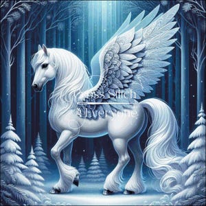 Könnte beinhalten: Digitale Illustration eines weißen Pegasus mit großen, detaillierten Flügeln, in einer verschneiten Waldszene. Der Text "Cross Stitch 4 Everyone" ist auf dem Bild überlagert. Das Kunstwerk hat eine weiche, ätherische Qualität mit Fokus auf die mythische Kreatur.