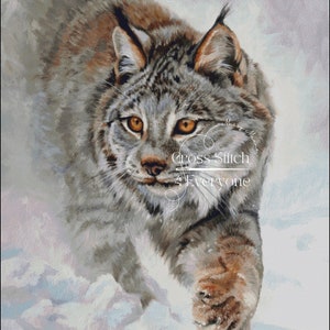 Op de afbeelding: Een gedetailleerd kruissteekpatroon van een lynx die door de sneeuw loopt. De lynx heeft grijze en bruine vacht, oranje ogen en oorpluimen. De tekst "Cross Stitch 4 Everyone" is zichtbaar.
