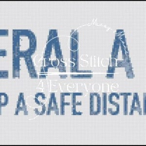 Könnte beinhalten: Ein Kreuzstich-Design mit den Worten "FERAL AF!" in blauem Pixel-Schriftzug. Darunter steht "KEEP A SAFE DISTANCE!" in ähnlichem Stil. Der Hintergrund ist ein Rastermuster.
