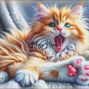 Op de afbeelding: Digitale illustratie van een gapende oranje tabbykat met groene ogen, liggend op een zachte witte deken. De bek van de kat staat wijd open en toont zijn roze tong. De tekst "Cross Stitch Missy Means 4 Everyone" is inbegrepen.
