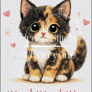 Könnte beinhalten: Ein Kreuzstichmuster mit einer Schildpattkatze mit großen grünen Augen. Der Text lautet "Member of the itty bitty kitty committee" und "Cross Stitch 4 Everyone". Das Design enthält Herzen und Sterne.