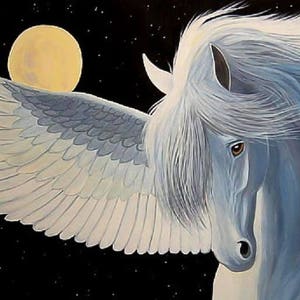 Puede incluir: Un caballo blanco alado con un cuerpo azul y una larga melena y cola blancas. El caballo está volando frente a una luna llena y un cielo nocturno estrellado.