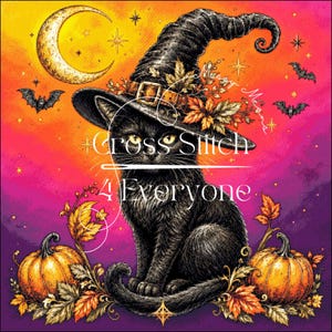 Könnte beinhalten: Eine schwarze Katze mit einem spitzen Hexenhut, der mit Herbstblättern verziert ist, sitzt zwischen zwei orangefarbenen Kürbissen. Der Hintergrund zeigt eine Mondsichel, Sterne und Fledermäuse vor einem orange-violetten Farbverlauf. Der Text lautet Cross Stitch 4 Everyone.
