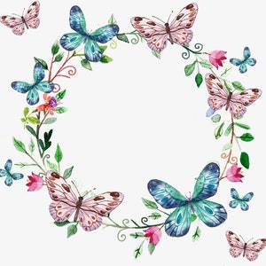 Pode incluir: Uma ilustração em aquarela de uma grinalda de folhas verdes, flores rosa e azuis e borboletas. As borboletas são em vários tons de azul, rosa e roxo.