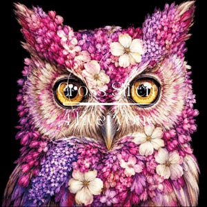 Könnte beinhalten: Eine detaillierte Illustration eines Eulengesichts, das aus verschiedenen rosa, violetten und weißen Blumen vor einem schwarzen Hintergrund besteht. Die Eule hat große, leuchtend gelbe Augen und einen spitzen Schnabel. Der Text Cross Stitch Aleyone ist in Weiß überlagert.