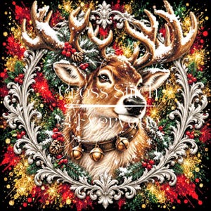 Könnte beinhalten: Ein Rentierporträt in einem verzierten silbernen Rahmen, umgeben von roten Beeren, Tannenzweigen und goldenem Glitzer. Das Rentier trägt ein Halsband mit drei goldenen Glocken. Der Text Cross Stitch 4 Everyone ist in Weiß darübergelegt.