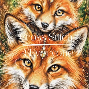 Könnte beinhalten: Ein Kreuzstichmuster mit zwei orangefarbenen Füchsen mit weißem Fell und bernsteinfarbenen Augen. Jeder Fuchs trägt ein dekoratives Schmuckstück auf der Stirn. Der Text Cross Stitch 4Everyone ist in weißer Schrift über die Bildmitte gelegt.