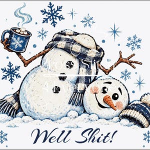 Könnte beinhalten: Ein Kreuzstichmuster mit zwei Schneemännern im Schnee, einer hält eine blaue Tasse mit Schneeflockenmuster und Dampf, der andere trägt eine blau-weiße Strickmütze. Der Text Well Shit! steht unten in blauer Schreibschrift.