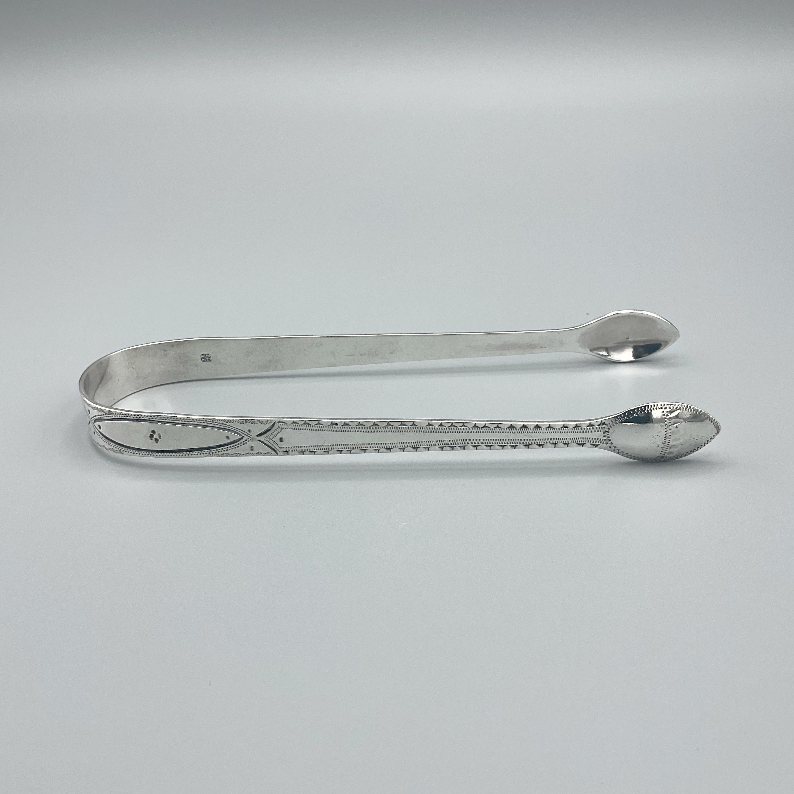 大型アンティークスターリングシルバーシュガートング、1797年の刻印