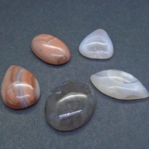 5 x Cabs in agata scozzese - Dimensioni e forme miste,Bellissimi colori pesca naturale e grigio,Ottimo per gioielli,Artigianato - SPEDIZIONE GRATUITA IN TUTTO IL MONDO