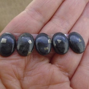 5 x Easdale Gold Cabs - Cabujones escoceses, hermosa pizarra natural con inclusiones de pirita cúbica, Escocia, ENVÍO GRATIS A TODO EL MUNDO