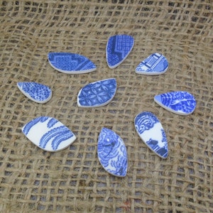 9 x Old Willow Vintage Porcelain Matt Cabochons - 12g Varias formas y tamaños, azul y blanco, Porcelana reciclada - ENTREGA GRATUITA EN TODO EL MUNDO 3683