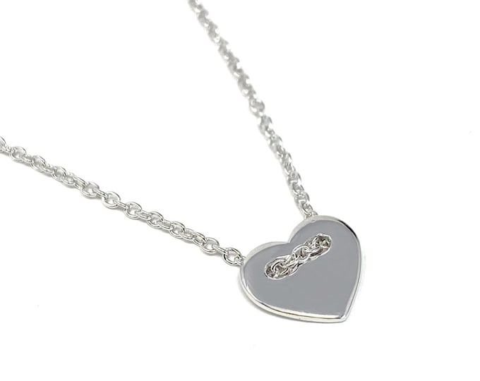 An Elegant Ladies Sterling Silver Button Style Small Heart Pendant on a 43cm Necklace