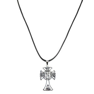 Cruz de nudo celta abierta de plata de ley en collar de cuero sintético de 41-46