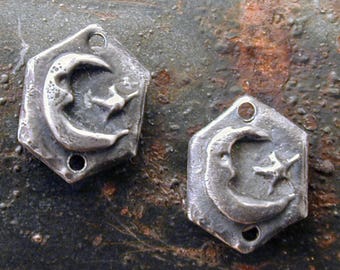 Ciondoli a forma di luna e stella in peltro fatti a mano: gioielli rustici in stile boho